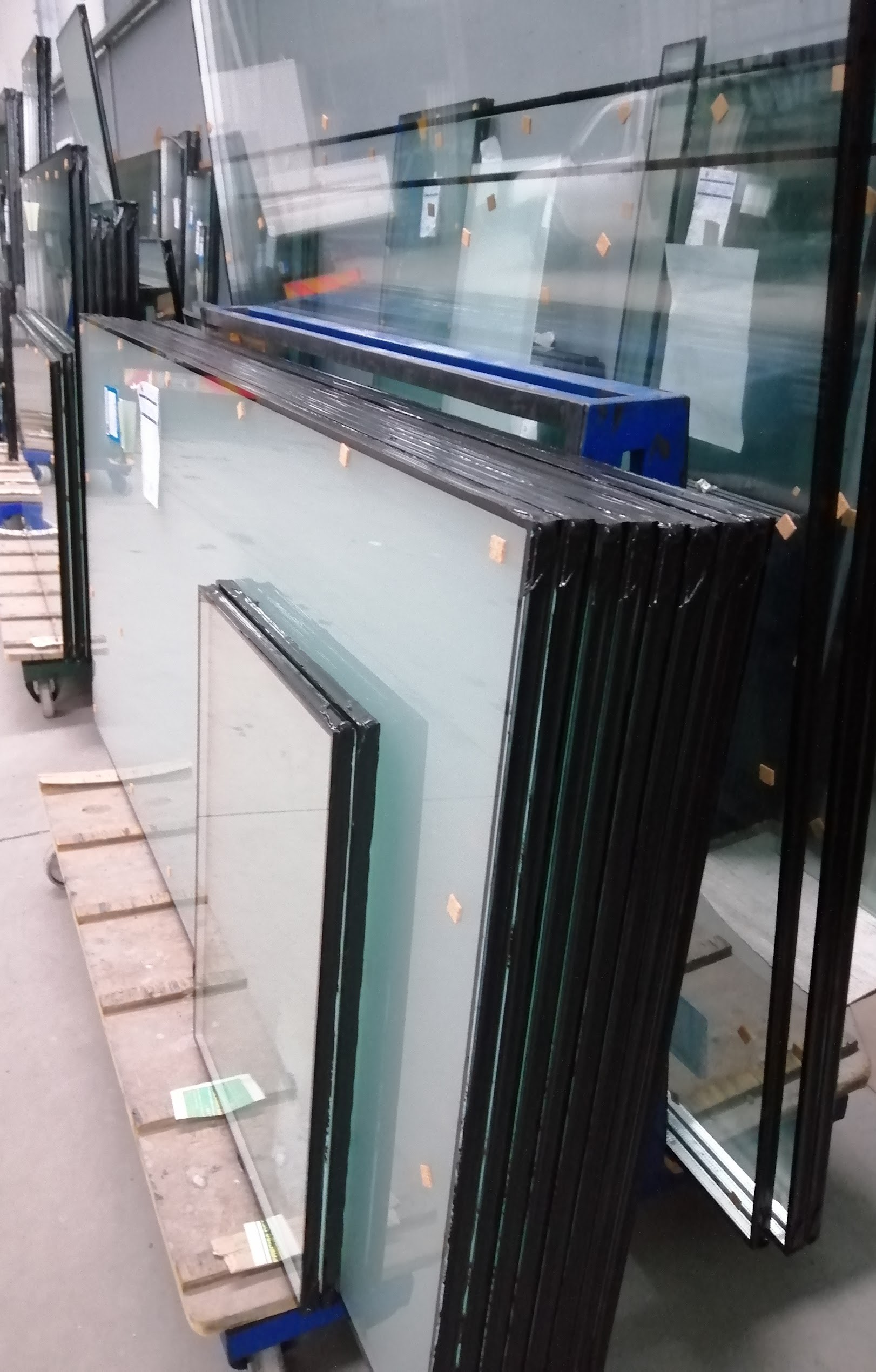 Painéis de vidro duplo empilhados na fábrica da GlassClim